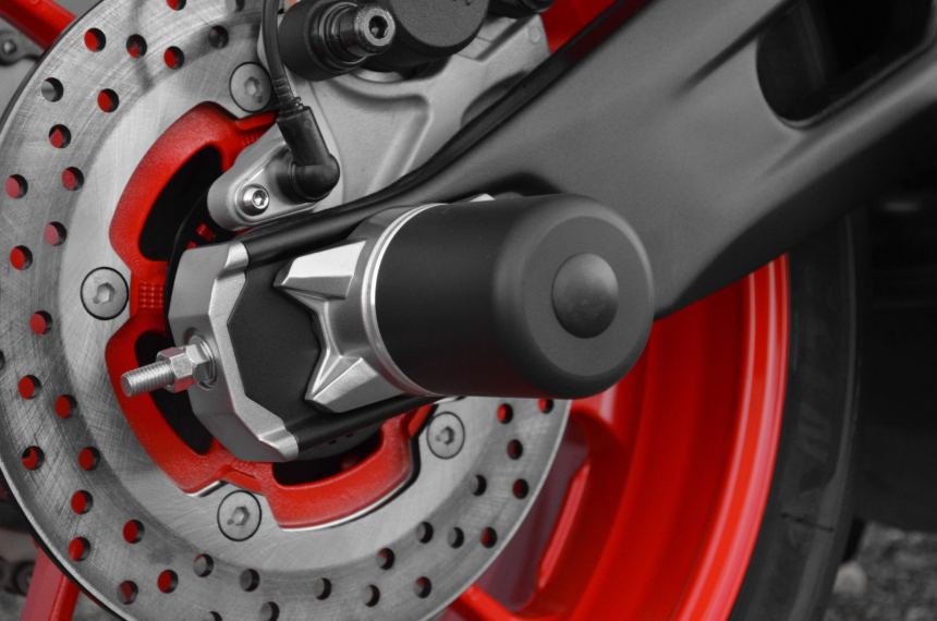 PROTECTIONS AXE DE ROUE ARRIÈRE POUR KIT MOTO ÉCOLE YAMAHA MT-07 2023 À 2024 ET MT-07 PURE 2023 À 2024 TOP BLOCK / RTPRRY40