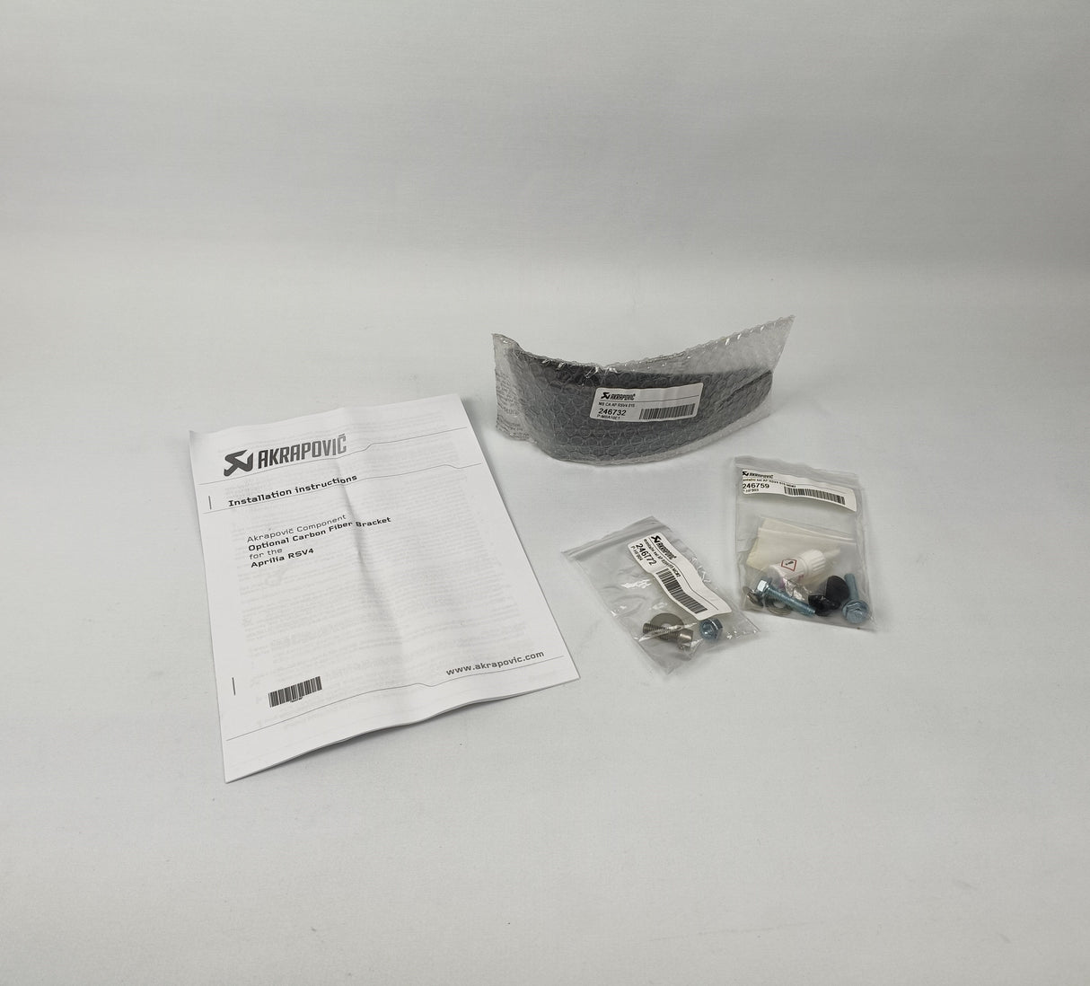 PATTE DE SILENCIEUX AKRAPOVIC CARBONE APRILIA RSV4-TUONO / 606314M OU P-MBA10R7