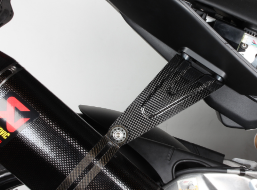 PATTE DE SILENCIEUX AKRAPOVIC CARBONE APRILIA RSV4-TUONO / 606314M OU P-MBA10R7