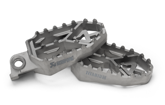 REPOSE-PIEDS AKRAPOVIC EN TITANE GASGAS ES700-HUSQVARNA 701-NORDEN 901-KTM 690 ENDURO-790 890 990 1090 1190 1290 1390 ADVENTURE R S-SUPER ADVENTURE R S / RAF-KTM12T1