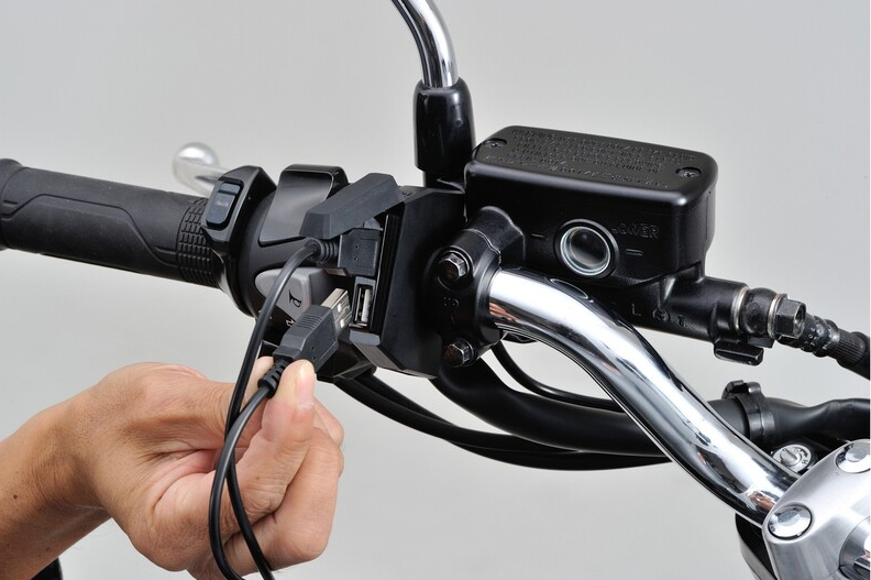 PRISE ALIMENTATION DOUBLE USB SLIM 12V FIXATION GUIDON Ø22MM À Ø25,4MM DAYTONA / RD89372