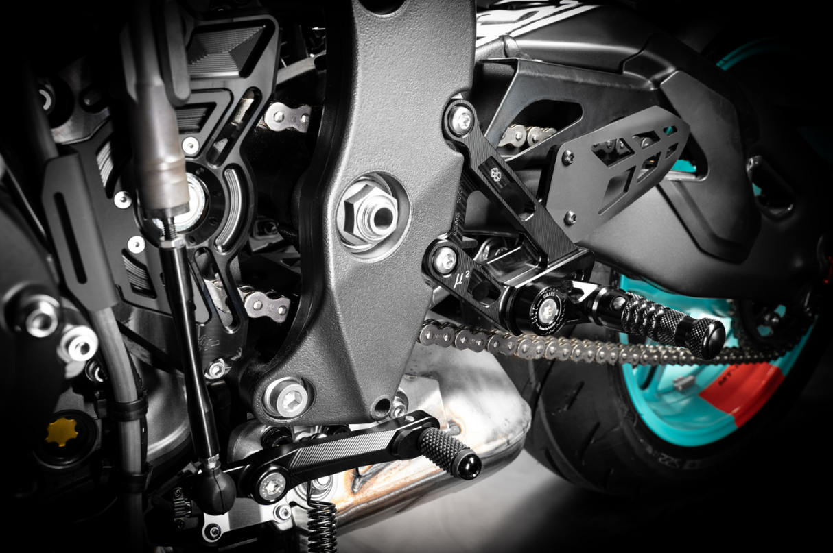COMMANDES RECULÉES YAMAHA MT-10 ET MT-10 SP 2022 À 2025 GILLES TOOLING EN ALUMINIUM RÉGLABLES HOMOLOGUÉES / RGMUE2-Y03.B