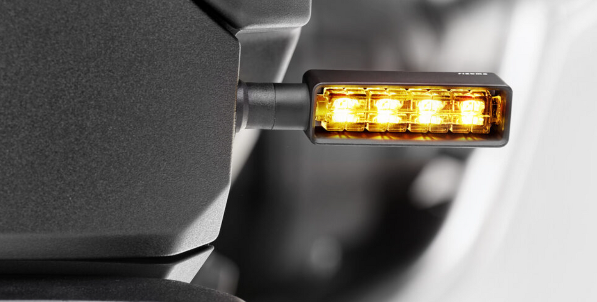 PAIRE DE CLIGNOTANTS LEDS SÉQUENTIELS RIZOMA LAYER HOMOLOGUÉS ANODISÉS NOIR / RRTS140B