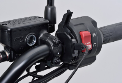 PRISE ALIMENTATION USB-C SLIM PLASTIQUE 12V FIXATION GUIDON Ø22MM À Ø25,4MM DAYTONA / RD80400