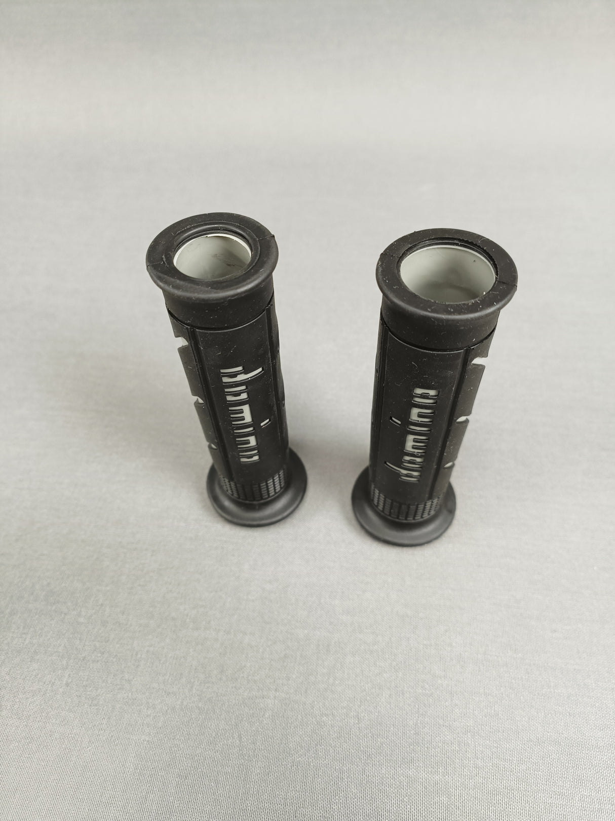 POIGNEES DOMINO A250 GEL DIAMETRE 22MM LONGUEUR 126MM / DISPO EN 4 COLORIS