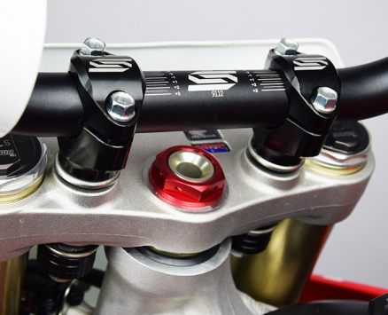 PONTETS DE GUIDON 28,6MM EN ALUMINIUM ANODISÉ NOIR POUR TÉ DE FOURCHE D'ORIGINE FANTIC-HONDA-KAWASAKI-YAMAHA HAUTEUR RÉGLABLE 4 POSITIONS / RSP62