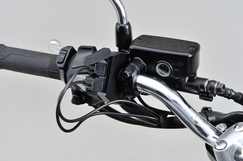 PRISE ALIMENTATION DOUBLE USB SLIM 12V FIXATION GUIDON Ø22MM À Ø25,4MM DAYTONA / RD89372