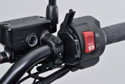 PRISE ALIMENTATION USB-C SLIM PLASTIQUE 12V FIXATION GUIDON Ø22MM À Ø25,4MM DAYTONA / RD80400