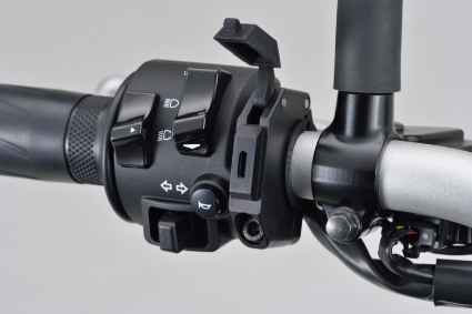 PRISE ALIMENTATION USB-C SLIM PLASTIQUE 12V FIXATION GUIDON Ø22MM À Ø25,4MM DAYTONA / RD80400