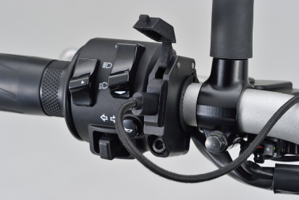 PRISE ALIMENTATION USB-C SLIM PLASTIQUE 12V FIXATION GUIDON Ø22MM À Ø25,4MM DAYTONA / RD80400