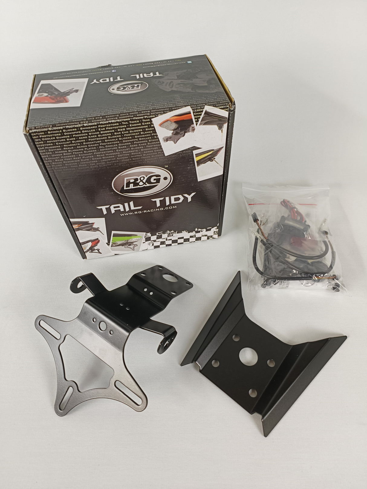 SUPPORT DE PLAQUE KTM 125 ET 390 DUKE 2017 À 2023 - 200 ET 250 DUKE 2017 À 2018 R&G RACING / RRLP0279BK