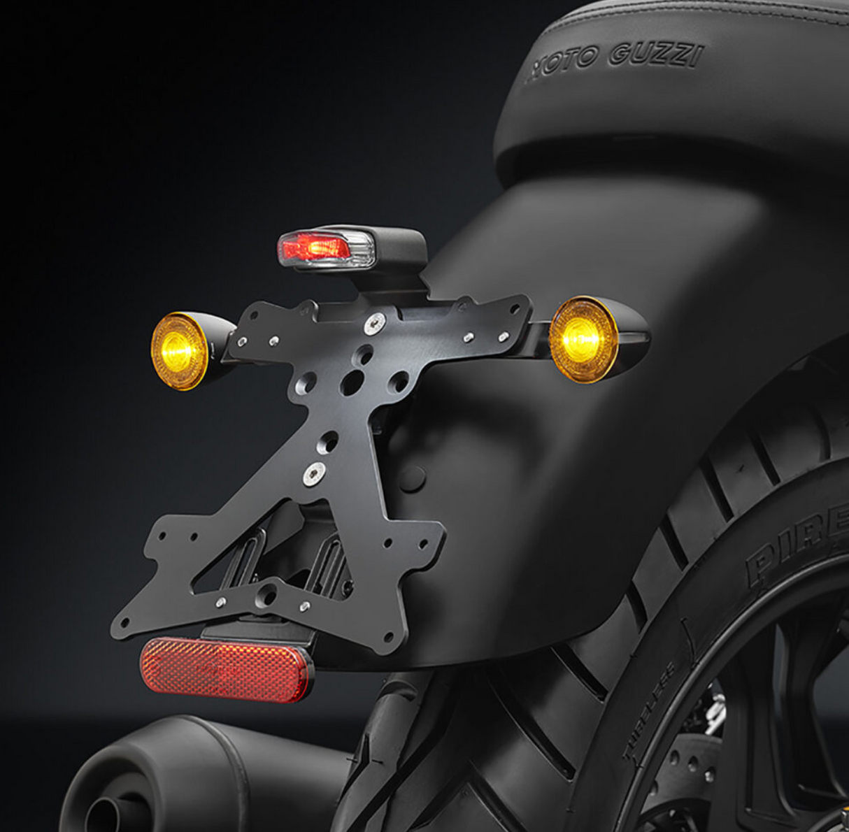 FEU ARRIÈRE INTÉGRANT ÉCLAIRAGE DE PLAQUE LED ET SUPPORT RIZOMA / EE130B