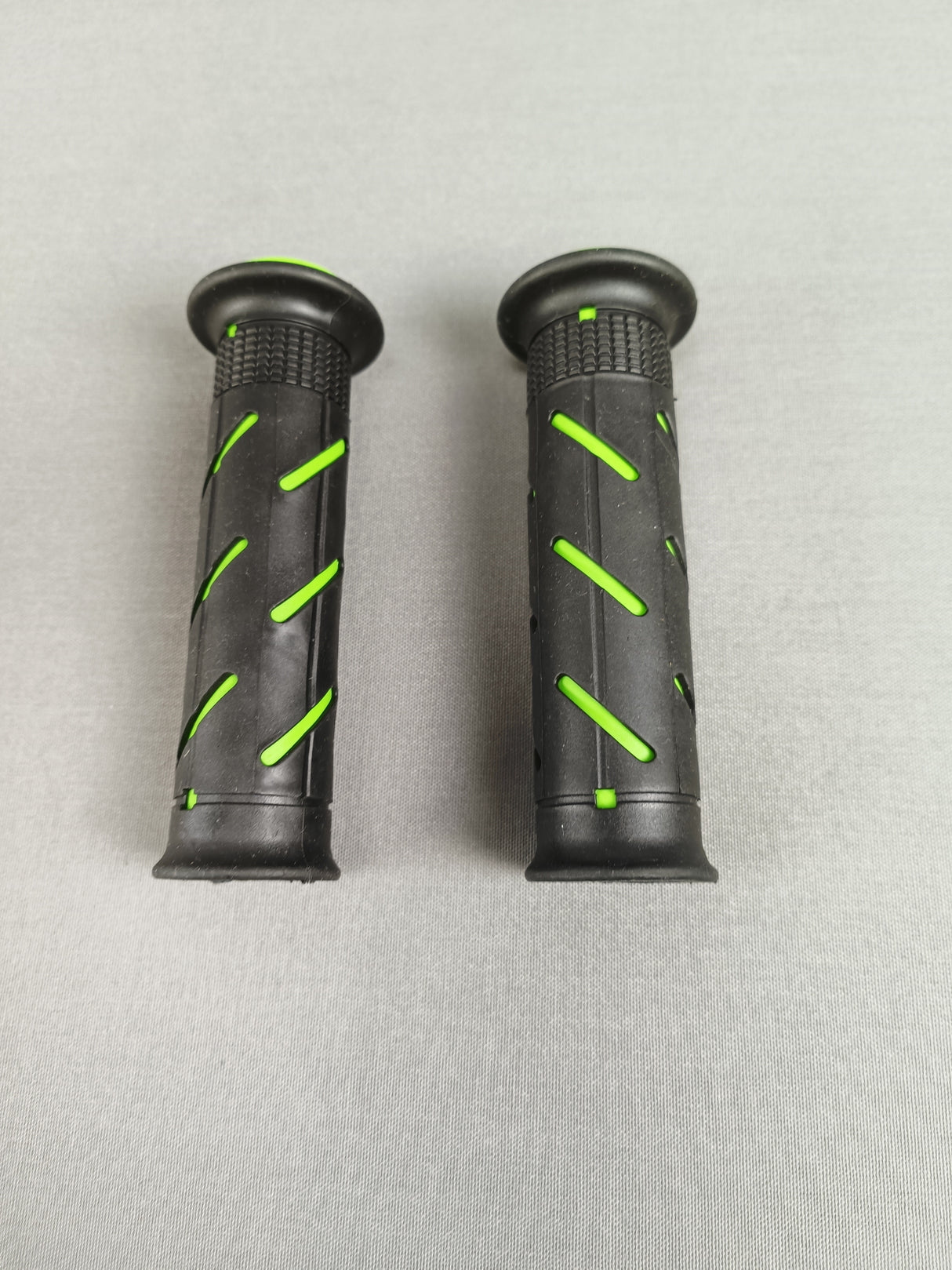 POIGNEES DOMINO A250 GEL DIAMETRE 22MM LONGUEUR 126MM / DISPO EN 4 COLORIS