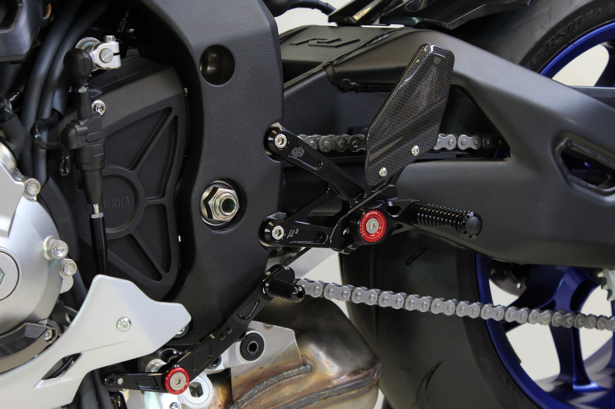 COMMANDES RECULÉES YAMAHA YZF-R1 2015 À 2024 ET YZF-R1 GYTR 2023 À 2025 ET YZF-R1 M 2015 À 2022 GILLES TOOLING EN ALUMINIUM RÉGLABLES HOMOLOGUÉES / RGMUE2-Y01.B