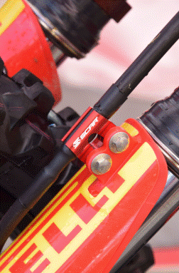 GUIDE DURITE DE FREIN AVANT SCAR ROUGE FANTIC-HONDA-KAWASAKI-SUZUKI-YAMAHA / RSBLC100R