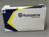 MINIATURE MOTO HUSQVARNA FC450 SUPERMOTARD 1/12ÈME / RN085-58163