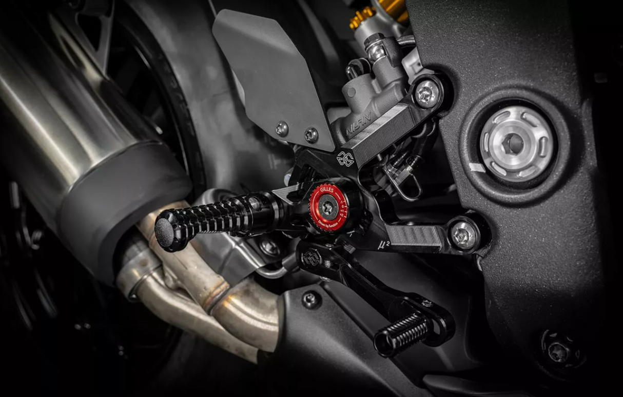 COMMANDES RECULÉES TRIUMPH SPEED TRIPLE 1200RR 2022 À 2024 GILLES TOOLING EN ALUMINIUM RÉGLABLES HOMOLOGUÉES / RGMUE2-T01-B