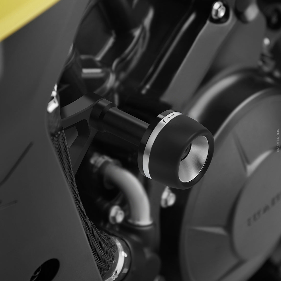 KIT PATINS PROTECTION RIZOMA AVEC BAGUES NOIR OU GRISE HONDA CB750 HORNET 2023 À 2025 / RRPM121B RRPM121A