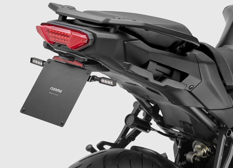 SUPPORT DE PLAQUE YAMAHA TRACER 9 2021 À 2025-TRACER 9 GT 2021 À 2024-TRACER 9GT+ 2023 À 2024 HOMOLOGUÉ RIZOMA / RRPT234B